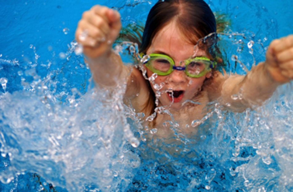 Learning swimming in children, it is a must