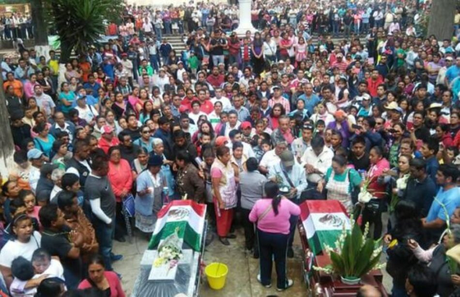 Miles de personas homenajearon en Tlaxiaco (México) a 2 víctimas de enfrentamiento contra la policía en Nochixtlán