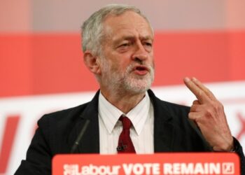 Corbyn destituye a miembro del Laborista por conspiración