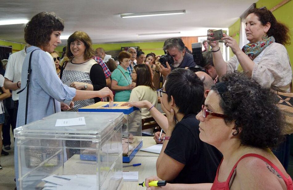 As candidatas e candidatos de En Marea votan con ilusión polo cambio