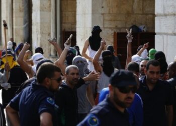 Decenas de palestinos se atrincheran en la mezquita de Al-Aqsa