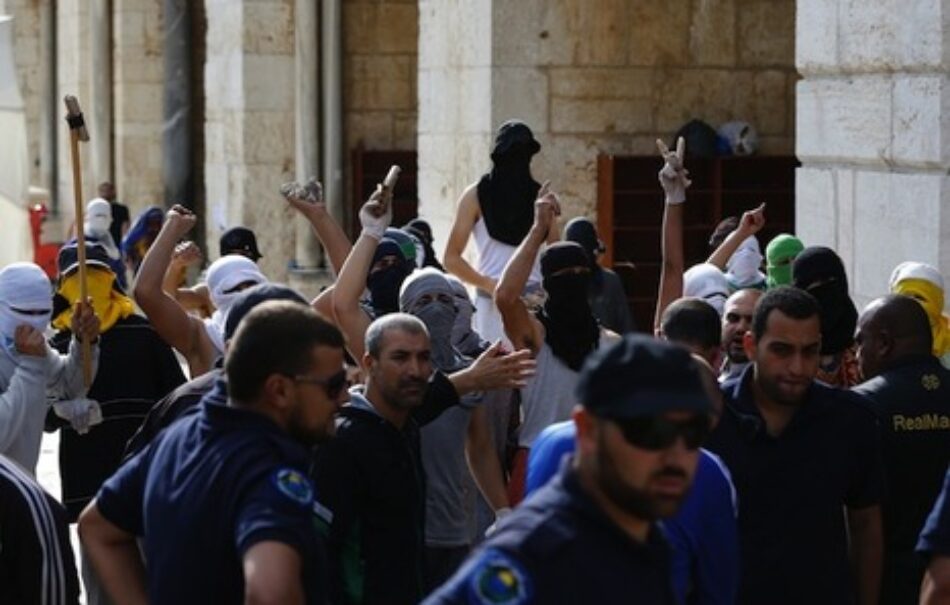 Decenas de palestinos se atrincheran en la mezquita de Al-Aqsa