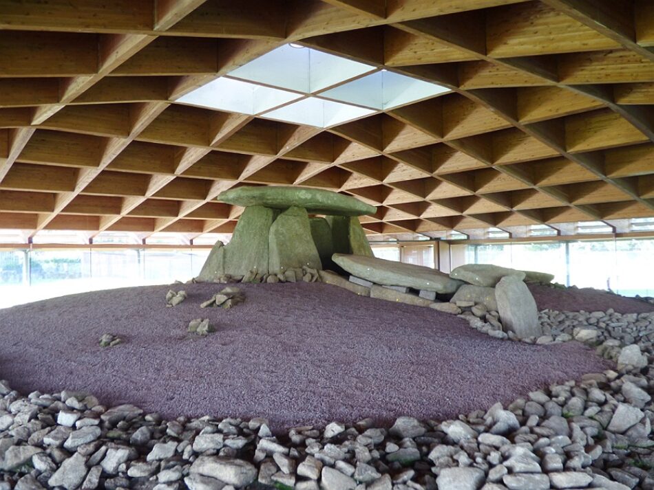 En el Dolmen de Dombate ladran, luego cabalgamos