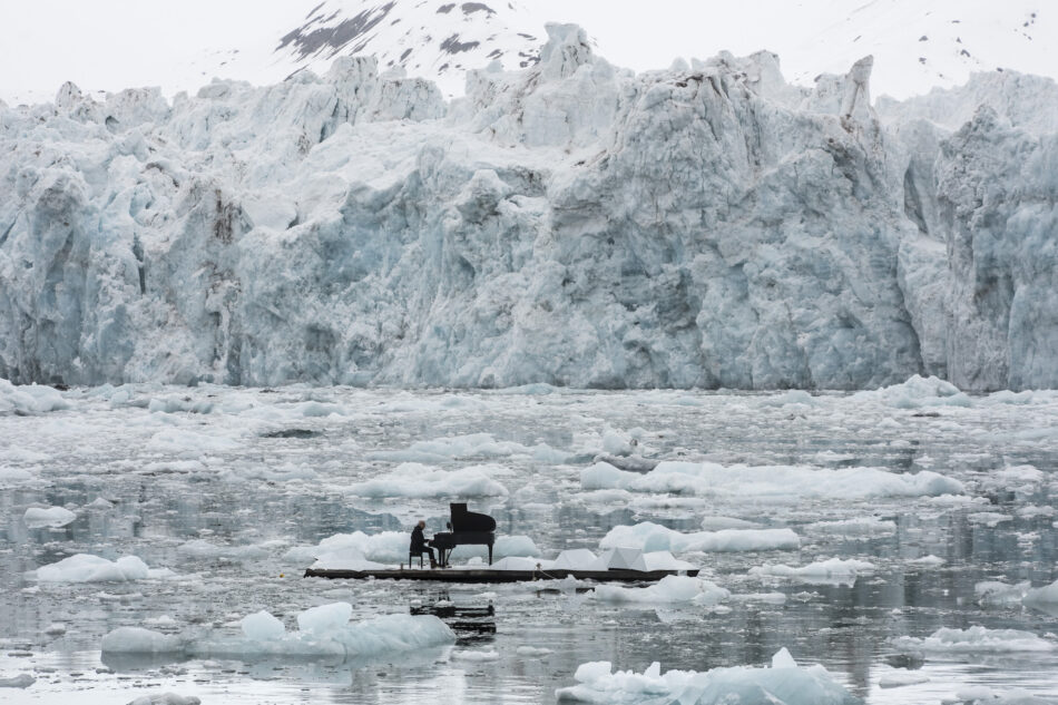 Greenpeace organiza un concierto histórico con el pianista Ludovico Einaudi en el océano Ártico para pedir su protección