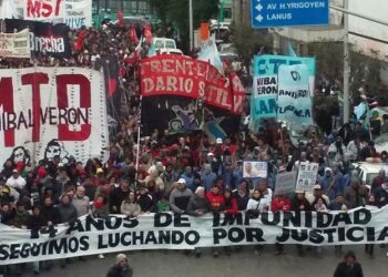 Decenas de miles de manifestantes recordaron en el Puente Pueyrredón a Maximiliano Kosteki y Darío Santillán, asesinados por la policía hace 14 años