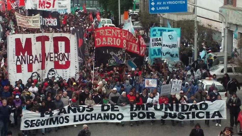 Decenas de miles de manifestantes recordaron en el Puente Pueyrredón a Maximiliano Kosteki y Darío Santillán, asesinados por la policía hace 14 años