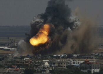 Aviones israelíes bombardean una aldea en la Franja de Gaza