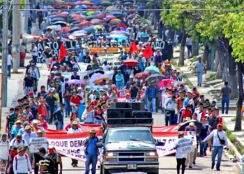 México. El diálogo Gobierno-CNTE sin acuerdos concretos / Continúan las marchas de maestros mexicanos contra la reforma