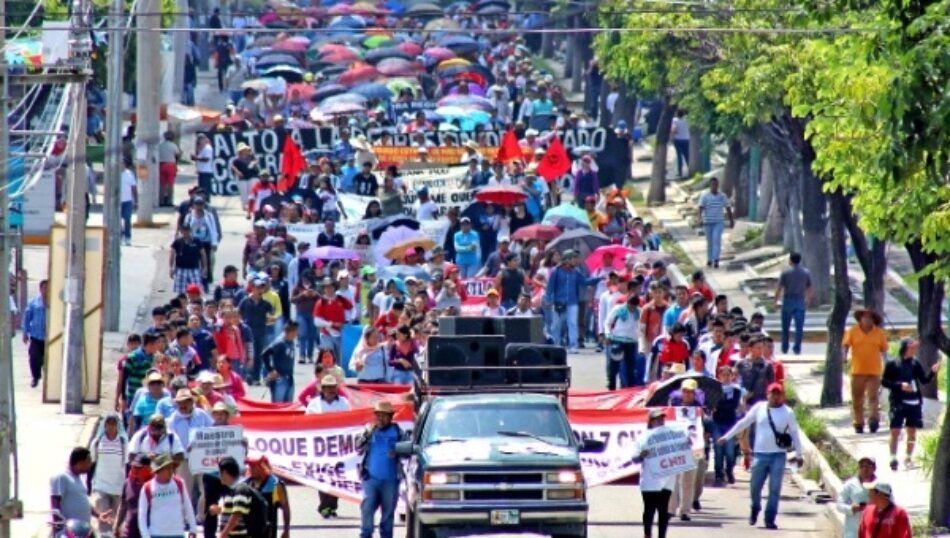 México. El diálogo Gobierno-CNTE sin acuerdos concretos / Continúan las marchas de maestros mexicanos contra la reforma