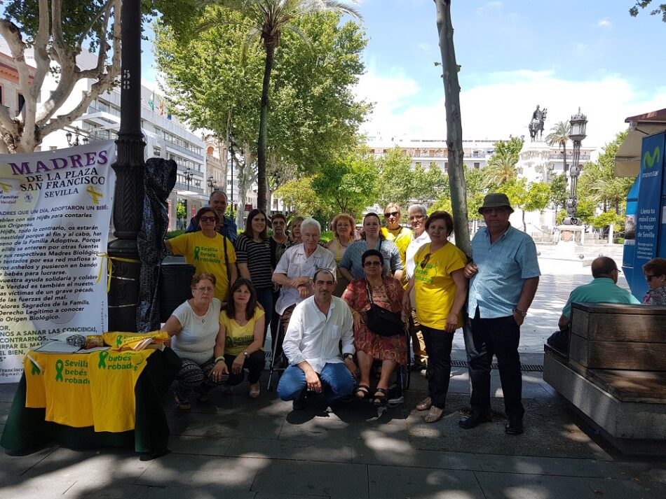 Concentración Asociación Sevilla Bebés Robados y La Madres De La Plaza De San Francisco