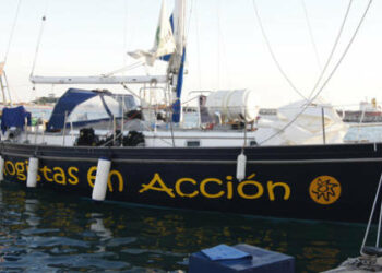 El velero Diosa Maat limpia el Mediterráneo con su campaña ‘Azul oscuro, casi plástico’