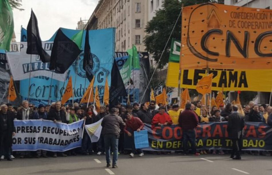 Movilización de Cooperativistas en defensa del Trabajo, por más Obras y menos Tarifazos en Argentina