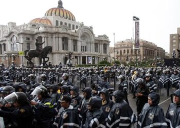 Maestros mexicanos condenan amenaza del Gobierno de dispersar sus protestas