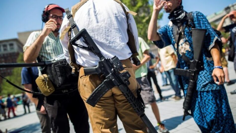 Convención Republicana prohíbe armas de juguetes, pero no las de fuego