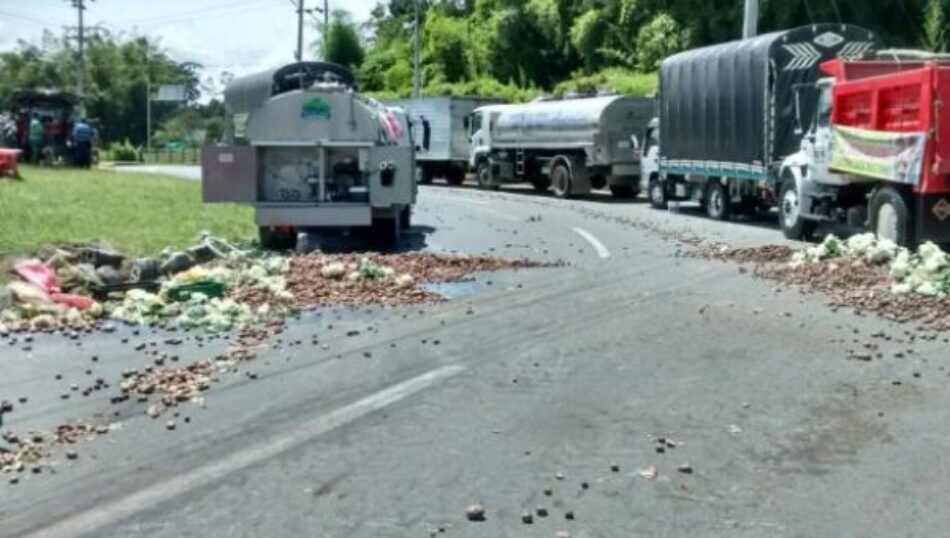 Campesinos colombianos protestan en apoyo a paro de camioneros