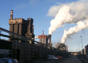 Entregan en Avilés 8.290 firmas contra la contaminación del benceno