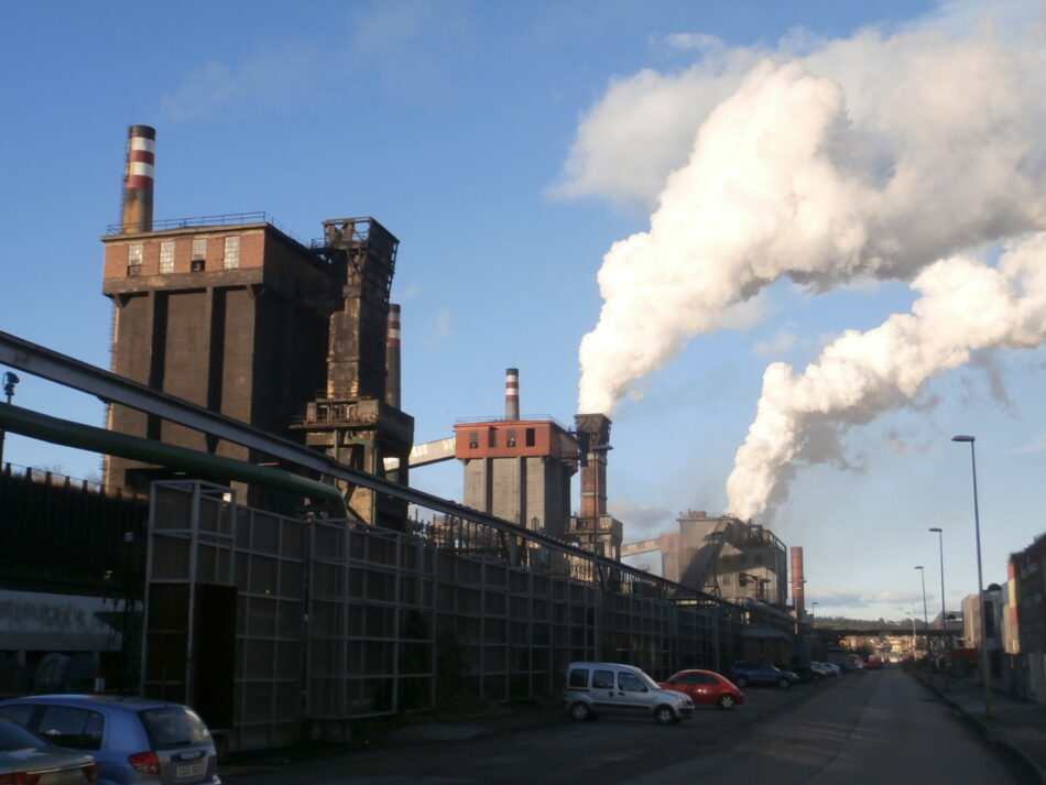 Entregan en Avilés 8.290 firmas contra la contaminación del benceno