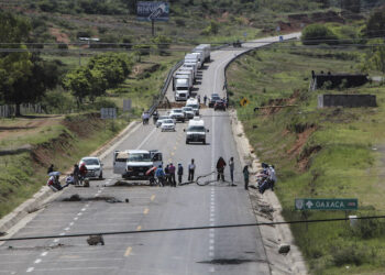 México: Carreteras, vías férreas y plazas comerciales en seis estados son bloqueadas por maestros y padres