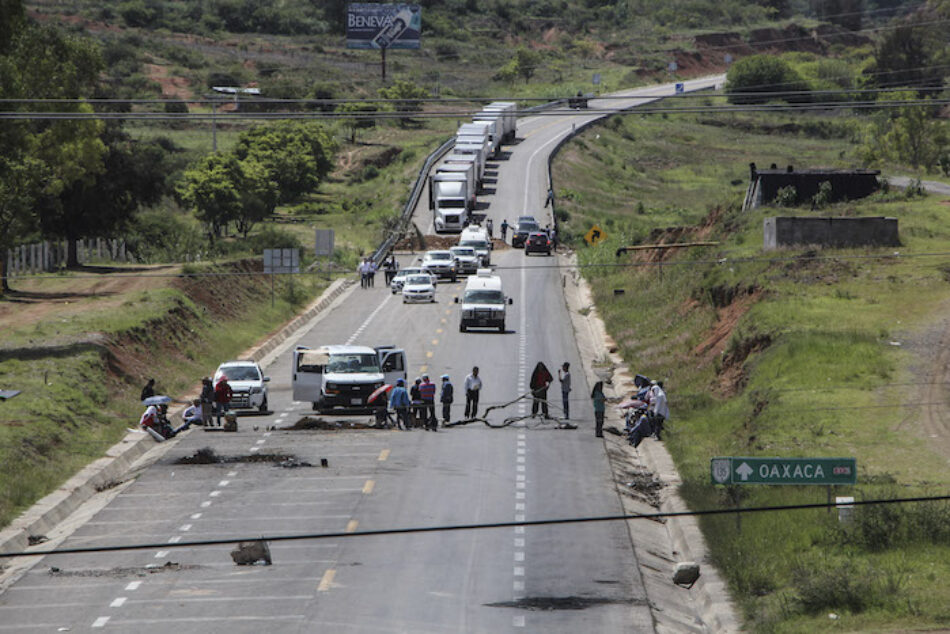 México: Carreteras, vías férreas y plazas comerciales en seis estados son bloqueadas por maestros y padres