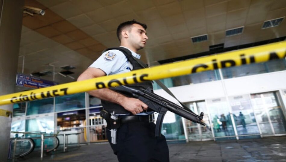 Identifican a dos terroristas de Estambul, van 44 muertos