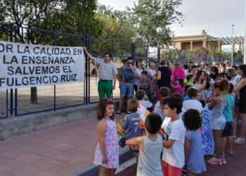 Concentración en el CEIP Fulgencio Ruíz (San Javier) para reivindicar una nueva línea de 3 años de infantil