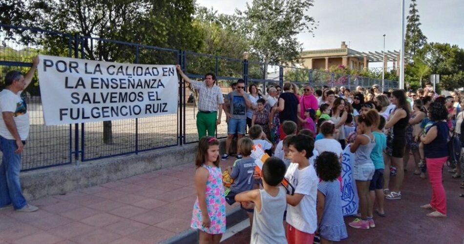 Concentración en el CEIP Fulgencio Ruíz (San Javier) para reivindicar una nueva línea de 3 años de infantil