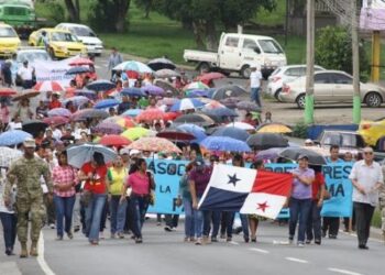 Crece respaldo a huelga de maestros panameños