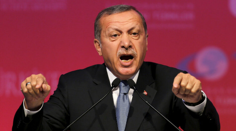 Erdogan continúa su purga: 21.000 maestros y 500 religiosos despedidos