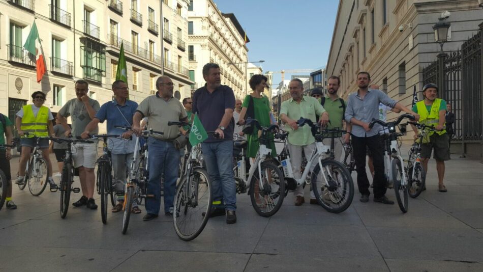 Los diputados verdes llegan en bici al Congreso