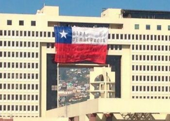 Chile: Estudiantes despliegan bandera en el Congreso contra la reforma educacional