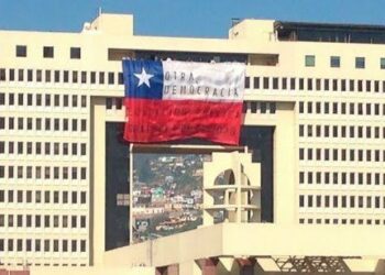 Chile: Estudiantes despliegan bandera en el Congreso contra la reforma educacional