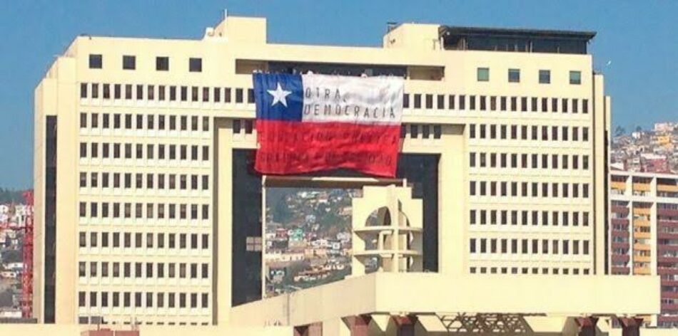 Chile: Estudiantes despliegan bandera en el Congreso contra la reforma educacional