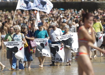 Euskal Herria: Familiares de presos y presa vascas protestan en una decena de playas contra la dispersión