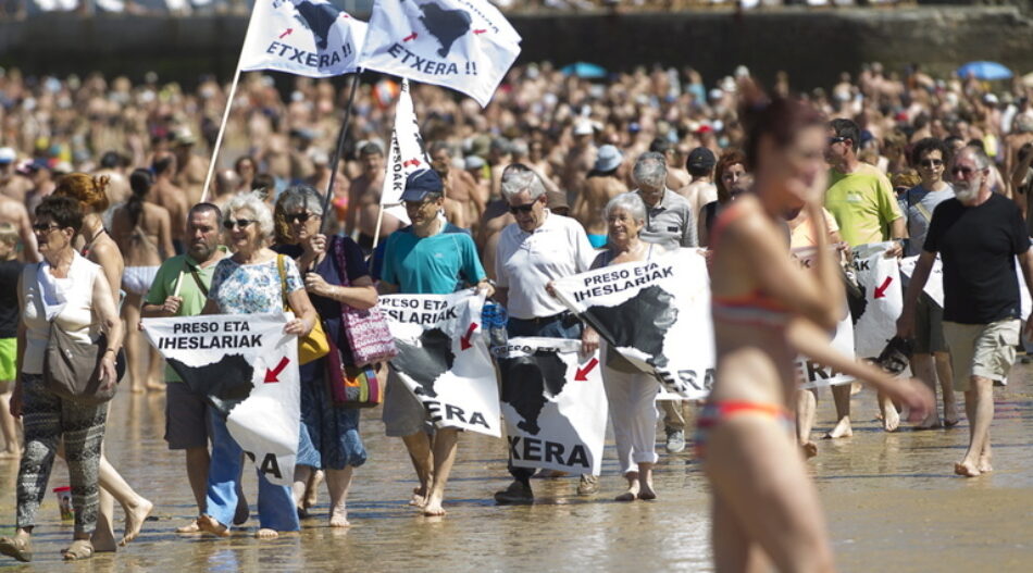 Euskal Herria: Familiares de presos y presa vascas protestan en una decena de playas contra la dispersión