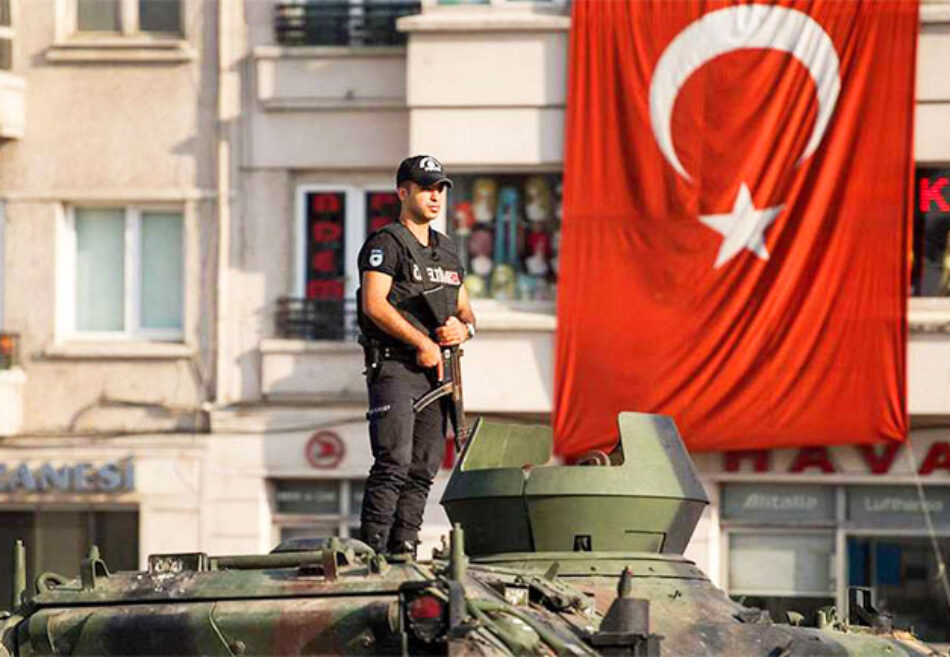 Cien medios cerrados y 89 periodistas presos en Turquía