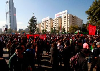 Estudiantes chilenos son atacados durante protesta pacífica