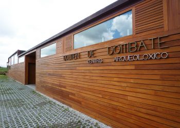 Critican la realización de un concierto de música folk en el Centro Arqueológico del Dolmen de Dombate