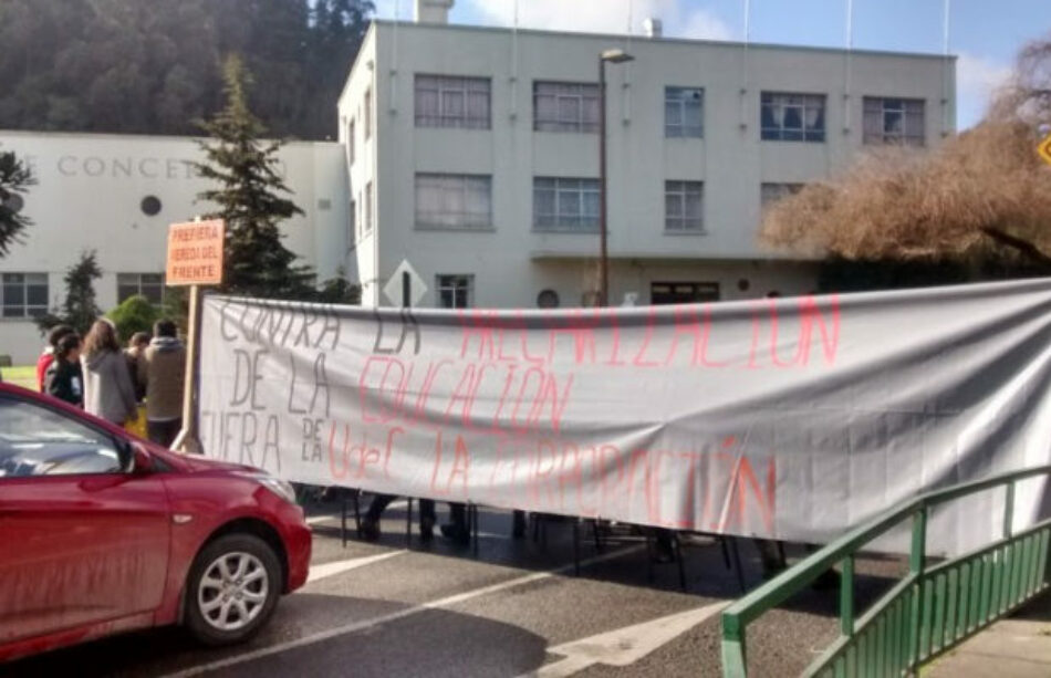 Chile: Estudiantes de la UdeC marchan exigiendo democracia y transparencia
