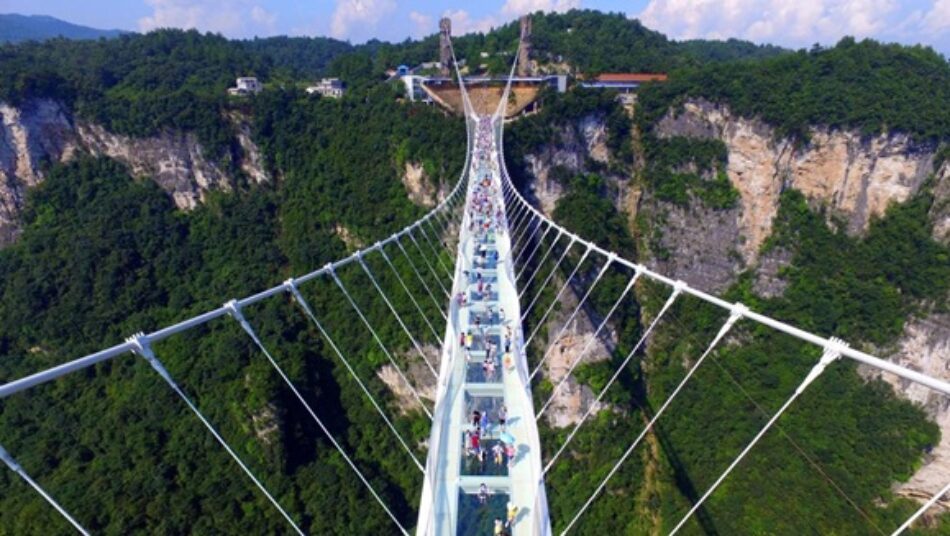 China inaugura el puente de cristal más alto y más largo del mundo