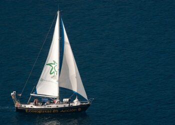 El velero Diosa Maat, de Ecologistas en Acción, llega al puerto de Santa Pola