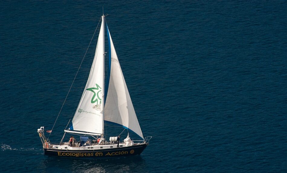 El velero Diosa Maat, de Ecologistas en Acción, llega al puerto de Santa Pola