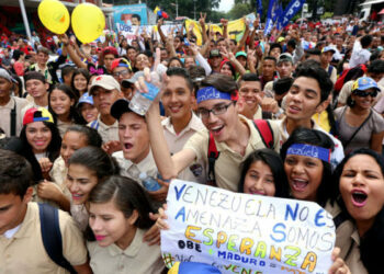 Jóvenes venezolanos marcharon en su día en apoyo a la Revolución Bolivariana