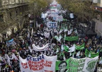 Masiva Marcha Federal confluyó en Plaza de Mayo de Buernos Aires