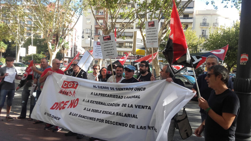 La CGT protesta amb dues concentracions davant la seu de l’ONCE a València contra la sanció a un afiliat