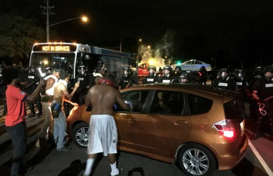 Casi una docena de policías heridos durante enfrentamientos en EE.UU.