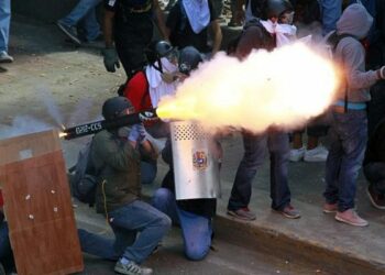 James Petras: «EEUU junto con grupos armados van a provocar incidentes en Venezuela»