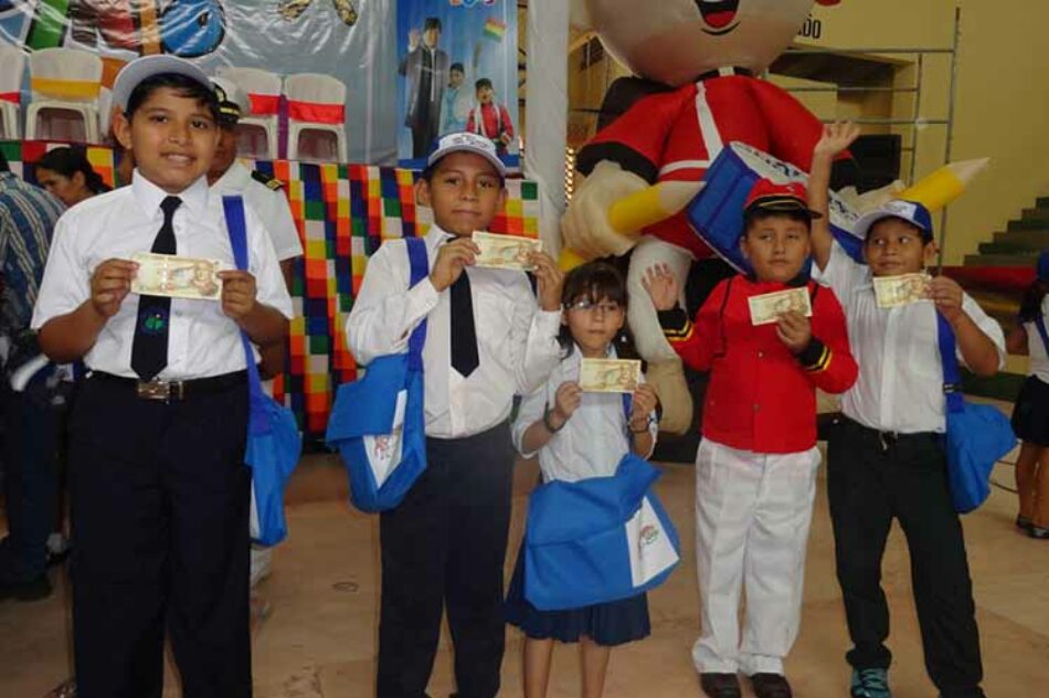 Bolivia: destinan 68 millones de dólares a pago de bono escolar