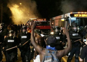 EE.UU: Estallan protestas en Charlotte por el asesinato policial de un padre afroestadounidense