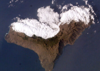 Instan a las administraciones a debatir el proyecto de Parque Nacional marino para El Hierro