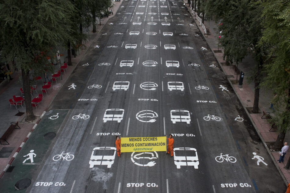 Activistas de Greenpeace transforman una céntrica calle de Madrid para ejemplificar un modelo de ciudad sostenible y con menos contaminación